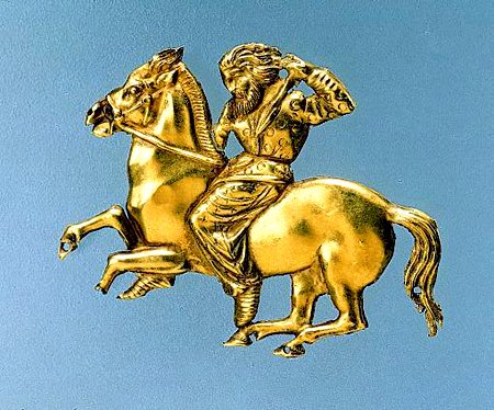 <i>Бляшка- всадник. 400-350г.г. до н.э. Курган Куль-Оба. </p><p>
Боспорское царство. Керчь. </p><p>
На одежде всадника видно изображение кругов. </i>